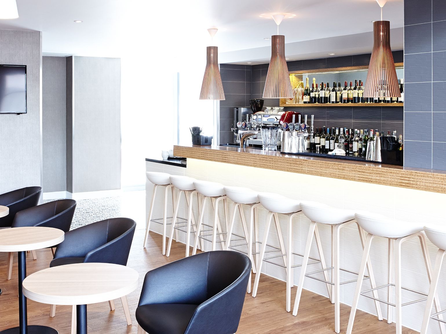 Bar and Restaurant Area in Novotel, London